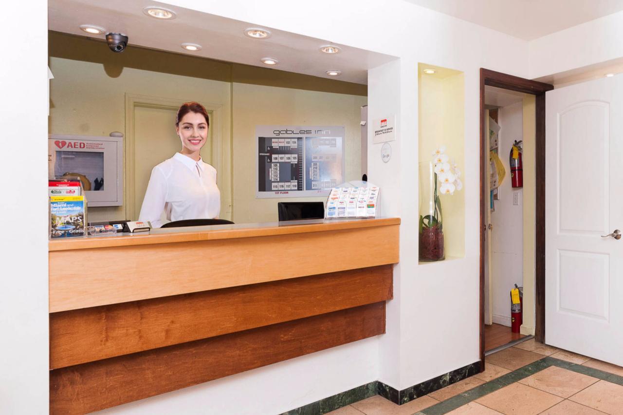 Gables Inn โครอลเกเบิลส์ ภายนอก รูปภาพ